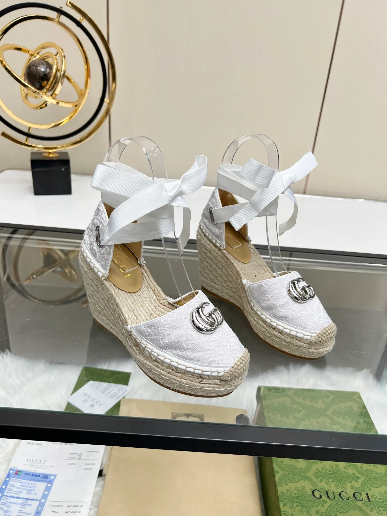 👟👟Ex-factory price 440👟👟 GUCCI wedge fisherman sandals, thick-soled straw, high-end quality, fabric: double G fabric, electric embroidery, lining: mixed sheepskin lining, yardage: 35～42, color: pure white. Dear new and old customers, the picture has been updated, please transfer the image to change. The upgraded version of the wedge heel currently has more than 40 colors. Transfer the image to sell.